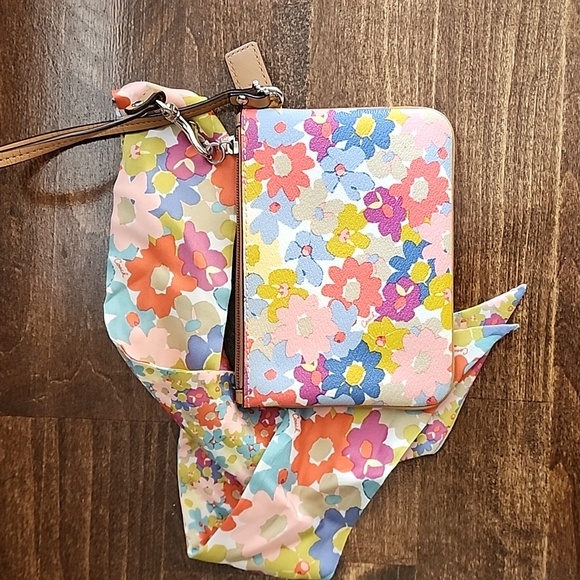 Coach wallet and matching scarf - Picture 2 of 3